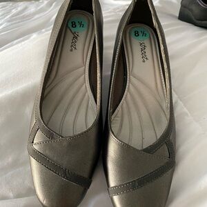 Easy Spirit Women's Metallic Gray Flats